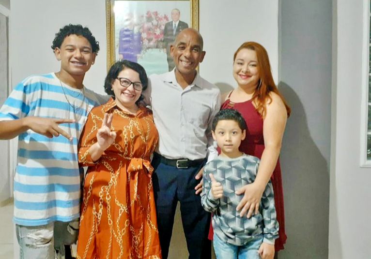 família