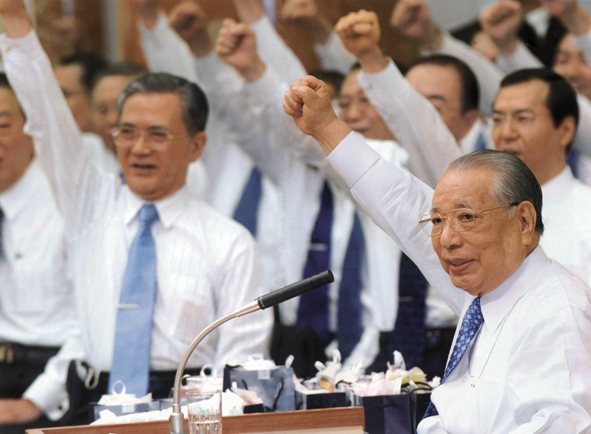 Presidente Ikeda (à dir.) brada pela vitória junto com líderes da Divisão Sênior (Tóquio, jan. 2007)
