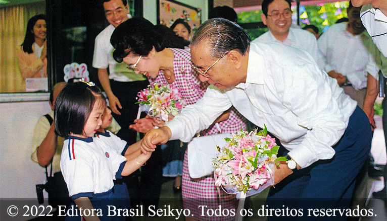 Daisaku Ikeda cumprimenta alunos da Escola Soka de Educação Infantil de Hong Kong, maio 1993
