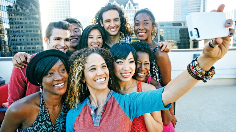 foto de jovens de diversas etnias juntos tirando uma selfie