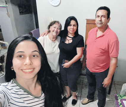 Ela, à frente, com os pai