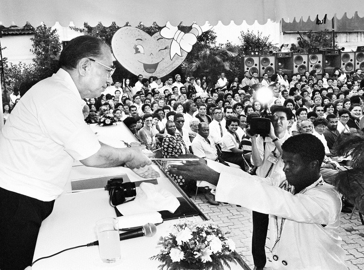 Integrante da apresentação de samba entrega tamborim ao Mestre (13 fev. 1993)