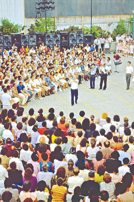 Ikeda sensei alegra os participantes do Minifestival “Carnaval da Cultura Soka” realizado no Centro Cultural do Rio de Janeiro.