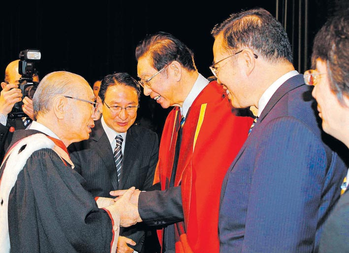 Ikeda sensei cumprimenta o Dr. Chang Jen-Hu, diretor da Comissão de Conselheiros da Universidade de Cultura Chinesa de Taiwan, ao centro, e o presidente da universidade, Wu Wann-Yih, à dir., presentes à mesma cerimônia