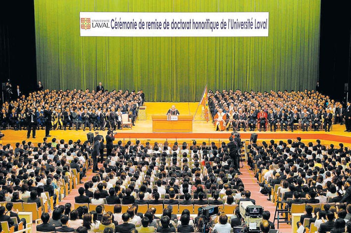 Presidente Ikeda profere o discurso de aceitação do título de doutor honorário da Universidade Laval, do Quebec, no Canadá, no Auditório da Universidade Soka (Tóquio, 4 maio 2010).