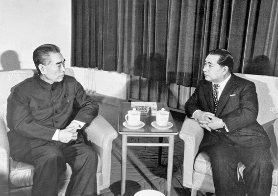 O presidente Ikeda, à direita da foto, encontra-se com o primeiro-ministro chinês, Zhou Enlai, em Pequim