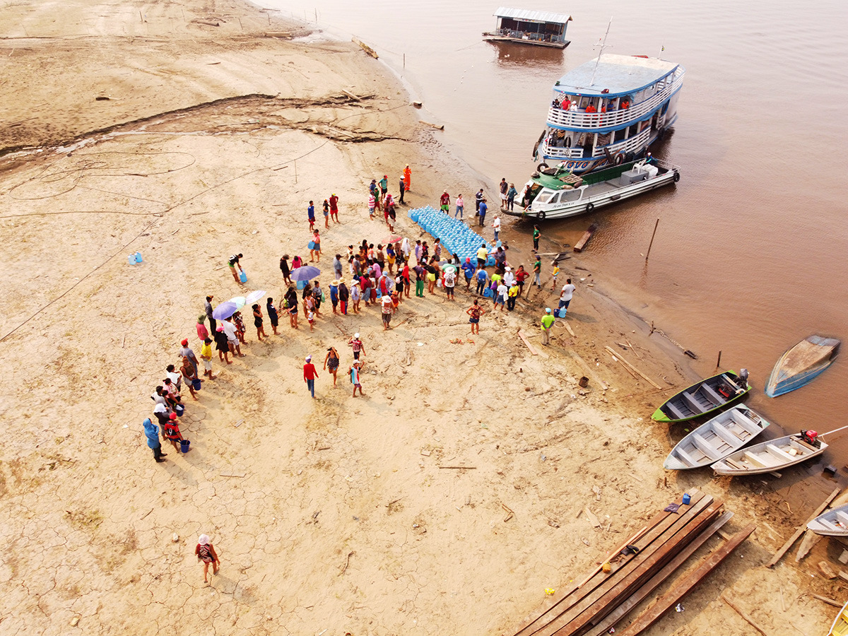 Ação emergencial devido à seca no Rio Negro: Instituto Soka Amazônia e empresas parceiras doam água potável e alimentos a comunidades ribeirinhas 