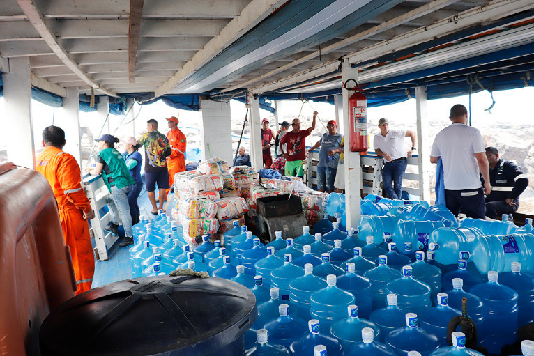 Ação emergencial pela seca no Rio Negro: Instituto Soka Amazônia e empresas parceiras doam água potável e alimentos a comunidades ribeirinhas