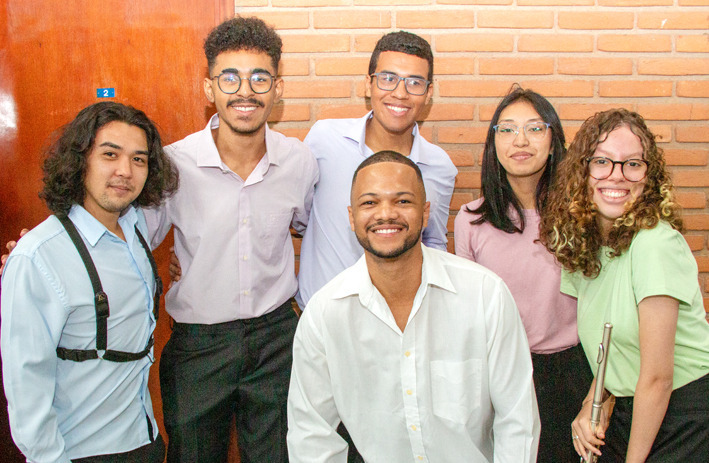 Jovens componentes da orquestra