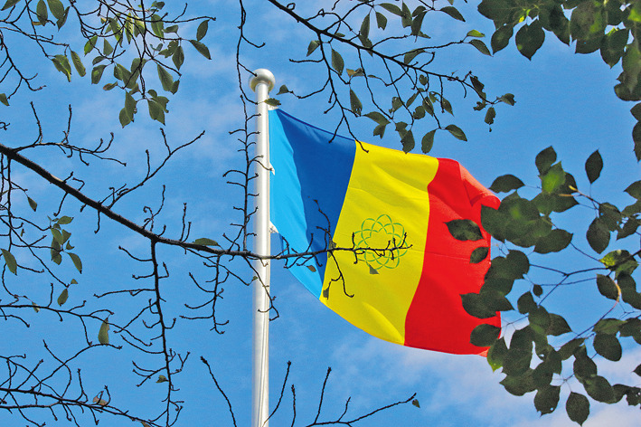 Sob o esplêndido céu azul, tremula a bandeira de três cores. É como se ela inspirasse o grande avanço dos mestres e discípulos Soka, felicitando o triunfo dos jovens e o brado de vitória das pessoas. Foto tirada por Ikeda sensei em Tóquio, no mês de outubro deste ano [2023]