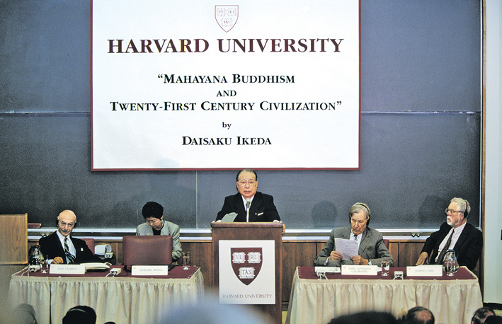 Segunda palestra do presidente Ikeda na Universidade Harvard, nos Estados Unidos. Eminentes intelectuais acompanham o discurso: Dr. Harvey Cox, primeiro à dir.; Dr. John K. Galbraith, segundo à dir.; Dr. Nur Yalman, primeiro à esq. (set. 1993)