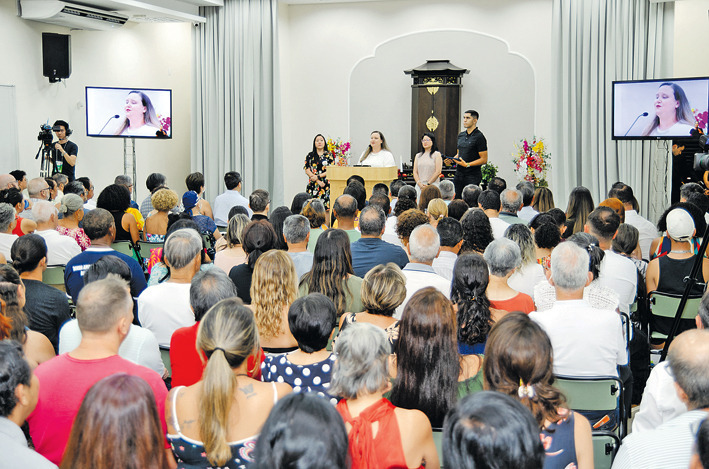 Líderes da Juventude Soka do Brasil: a partir da esq., Livia Endo, Monique Tiezzi, Camila Akama e Edjan Santos