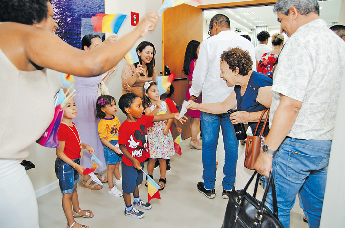 “Boa tarde!” — com esse caloroso cumprimento e o oferecimento de uma carta com um desenho, os estudantes recepcionam os participantes da RNL. Um gesto puro que toca o coração de todos