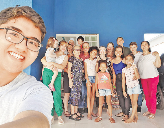 Vitor, de óculos, com os membros da localidade