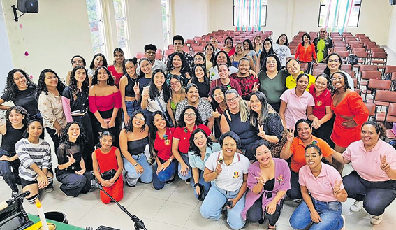 Integrantes da banda Asas da Paz Kotekitai do Brasil de Belém do Pará
