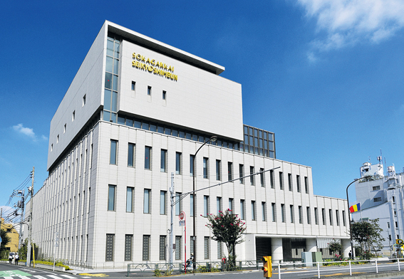 Majestoso prédio-sede do Seikyo Shimbun
