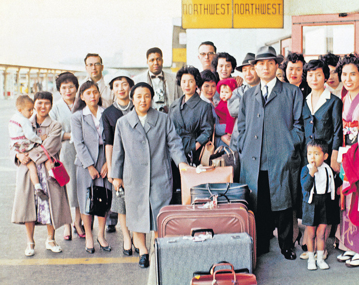 Foto comemorativa com os companheiros que recepcionaram a comitiva de Ikeda sensei no aeroporto de Chicago durante a visita dele aos Estados Unidos ( 8 out. 1960)