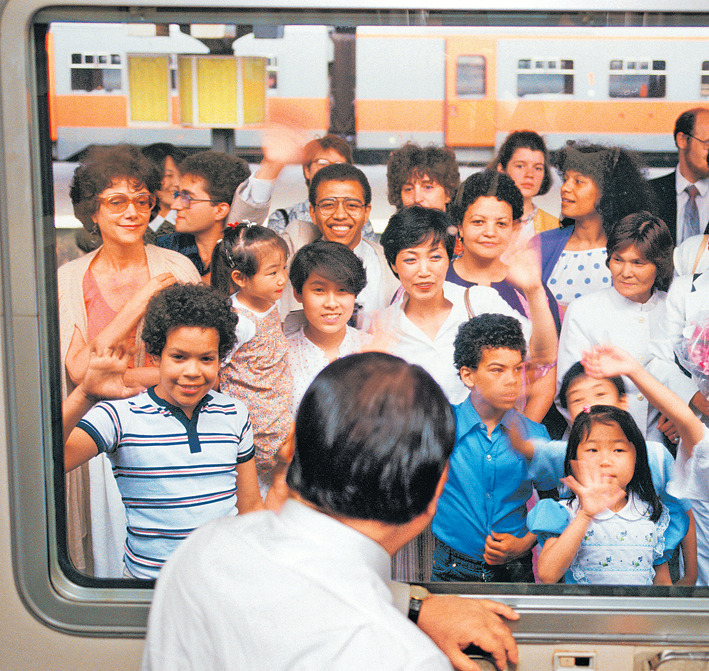 Em junho de 1983, durante a sua viagem da França para a Holanda [atual Países Baixos], em uma parada, Ikeda sensei desembarca na estação sul de Bruxelas, na Bélgica. Ele se dirige aos companheiros reunidos na plataforma e diz: “Vamos realizar uma reunião de palestra! Será a primeira reunião de palestra aqui!”. O tempo de parada é de apenas sete minutos. Mesmo após o trem começar a se locomover com maior velocidade, sensei assiste benevolentemente os companheiros até perdê-los de vista