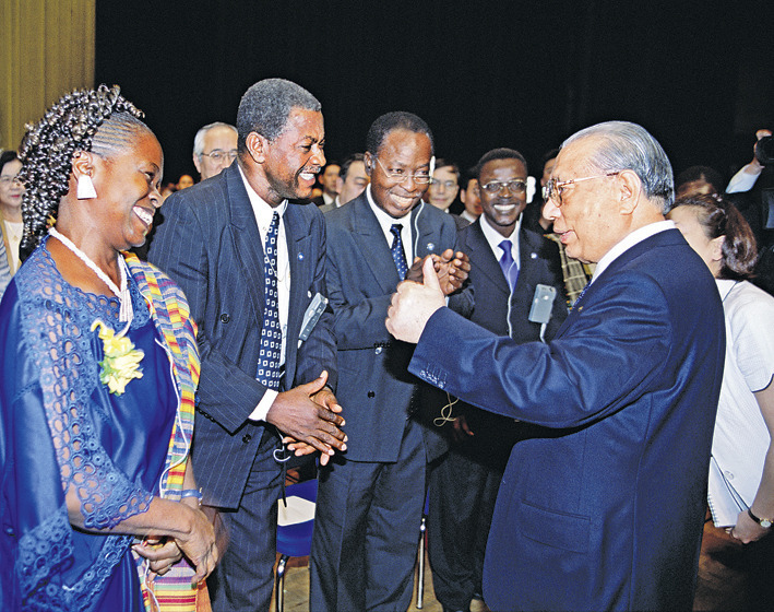 Sensei incentiva afetuosamente os amigos de Togo, na África, que não mediram esforços para ir ao encontro do Mestre no Japão (Hachioji, Tóquio, out. 2002)