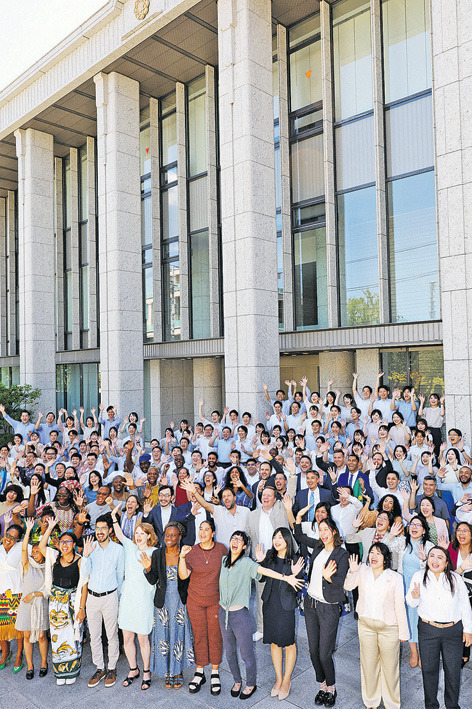“Sensei! Deixe o kosen-rufu em nossas mãos!” — com esse juramento no coração, jovens líderes de 44 países e territórios vão ao Japão no último mês de setembro para participar do Curso de Aprimoramento dos Jovens da SGI (Shinanomachi, Tóquio)