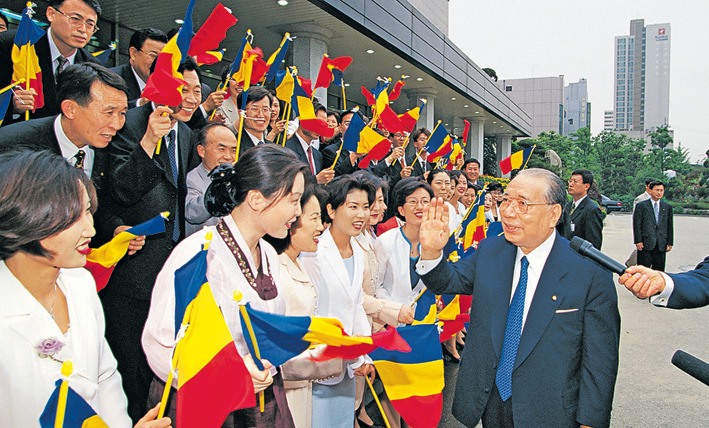 “Obrigado! Estou muito feliz! Finalmente consegui vir até aqui!” Em sua primeira visita à sede central da SGI-Coreia do Sul, em Seul, sensei enaltece os companheiros que vieram superando inúmeras adversidades