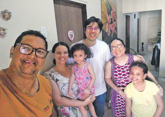 Kellysandry faz a selfie no dia da visita de líderes em sua casa