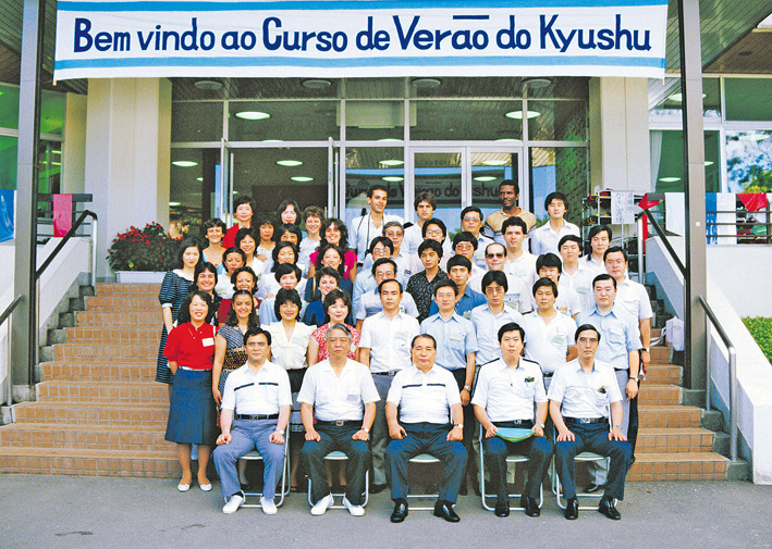 Integrantes do Grupo Kirishima em foto comemorativa com Ikeda sensei, na primeira fileira, ao centro (Kyushu, Japão, jul. 1983)