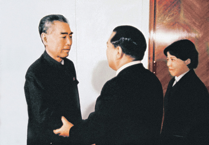 O primeiro-ministro Zhou Enlai, à esq., e o presidente Ikeda mantêm um encontro único na vida. O primeiro-ministro, que participa do encontro controlando um problema de saúde, confia o futuro da amizade sino-japonesa a Ikeda sensei (Hospital 305, Pequim, 5 dez. 1974)