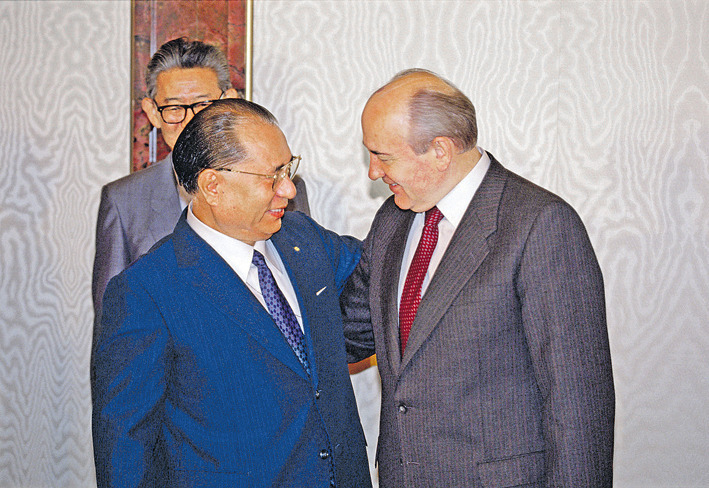 Primeiro encontro do presidente Ikeda com Mikhail Gorbatchev, à dir., no Kremlin, em Moscou (27 jul. 1990)