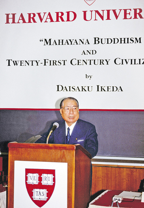 Ikeda sensei discursa pela segunda vez na Universidade Harvard, nos Estados Unidos, a convite da instituição. A palestra foi intitulada “O Budismo Mahayana e a Civilização do Século 21” (24 set. 1993)