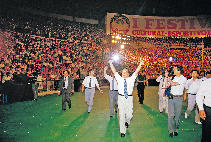 Durante a sua terceira visita ao Brasil, Ikeda sensei participa do ensaio geral do Festival Cultural-Esportivo da SGI, realizado no Ginásio do Ibirapuera (São Paulo, SP, 25 fev. 1984)