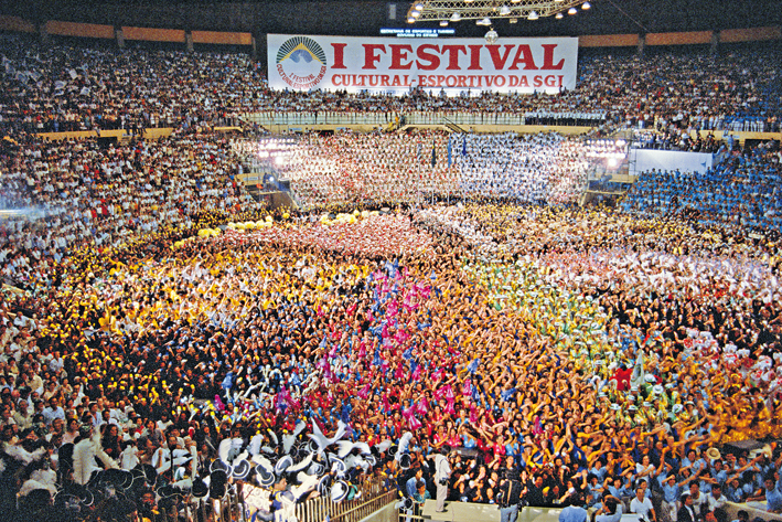Grande final do festival ocorrido no Ginásio do Ibirapuera, em São Paulo, SP, (26 fev. 1984) palco da Convenção Comemorativa da Juventude Soka da BSGI a ser realizada no mês de maio deste ano (2024)