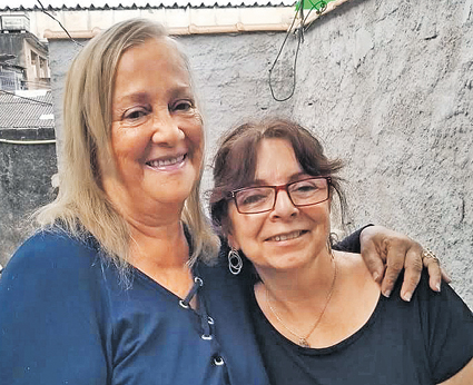 Com a amiga que lhe apresentou o budismo, Norma Mignot