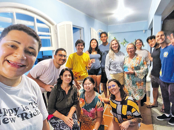 Nas imagens, integrantes da Juventude Soka da RM Litoral do Paraná realizam movimento dos cem jovens por distrito, com encontros, diálogos e até um luau. Também não poderiam faltar as visitas, feitas desde novembro