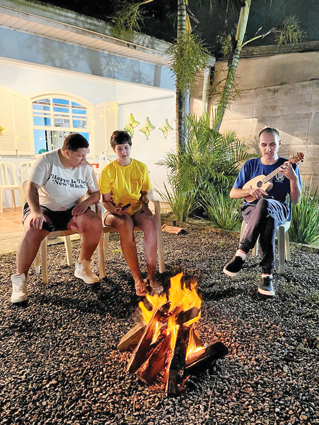 Nas imagens, integrantes da Juventude Soka da RM Litoral do Paraná realizam movimento dos cem jovens por distrito, com encontros, diálogos e até um luau. Também não poderiam faltar as visitas, feitas desde novembro