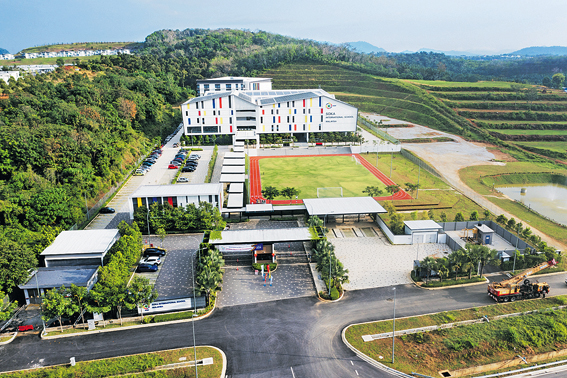 Campus do Colégio Internacional Soka da Malásia, envolto por uma exuberante natureza.