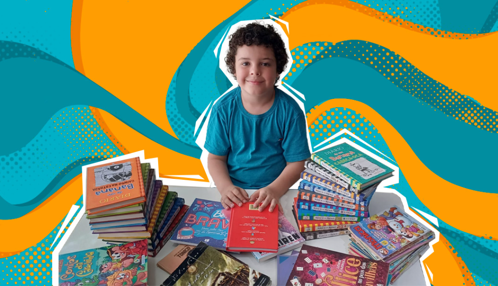 Banner azul e laranja com recorte de foto de Gabriel com seus livros