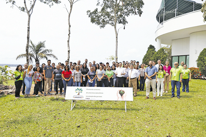 Participantes do workshop em frente à sede do Instituto Soka Amazônia.
