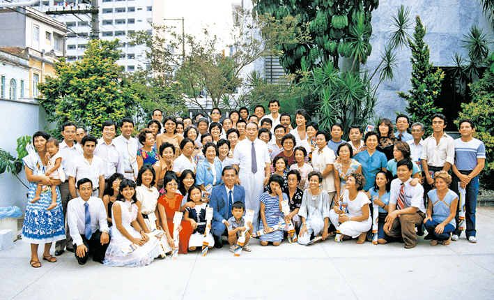 Membros da BSGI da Amazônia em histórica foto comemorativa com Ikeda sensei (São Paulo, SP, fev. 1984)