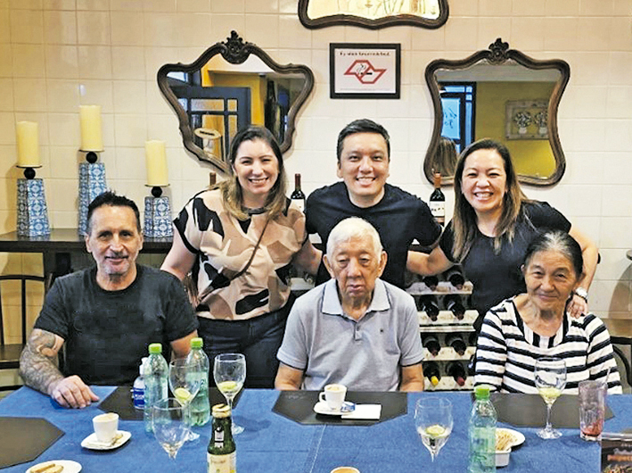 Momento em família: Selma está à dir. em pé. Ao seu lado, o irmão Akinori e a cunhada Tatiane. Sentados, a partir da esq., o pai de Tatiane, Adriano; e os pais de Selma, Seiyti e Alice