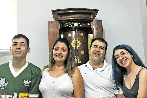 A partir da esq., o filho Leonardo, Alessandra, o marido Marcos e a filha Andressa