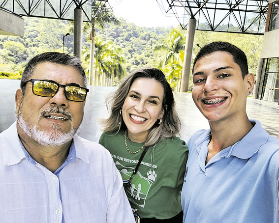 Alessandra com o marido Edevaldo, à esq., e o sobrinho Juan, à dir.