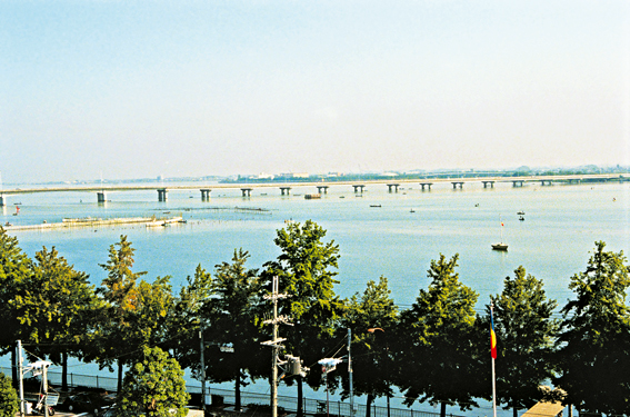 Superfície cintilante do lago em imagem capturada pelo Mestre com sua câmera (out. 1995)