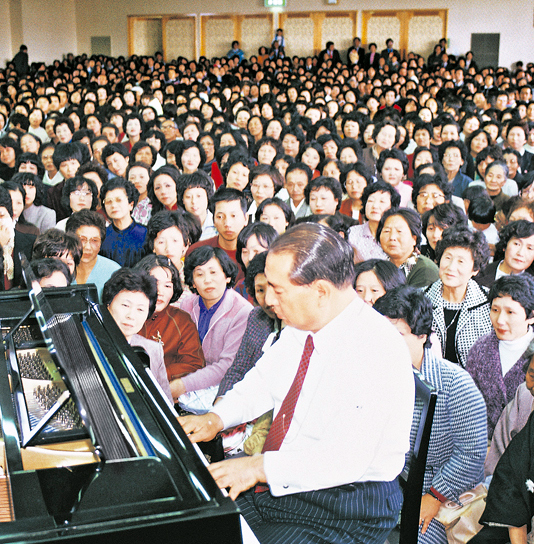 Ikeda sensei toca piano para inspirar os companheiros no Centro de Treinamento de Shiga (24 nov. 1981)