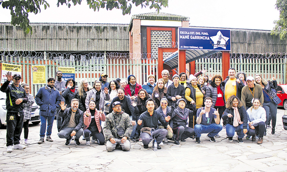 Cenas da entrega das doações, em escola de Porto Alegre, onde voluntários locais se organizam com disposição nesse apoio logístico