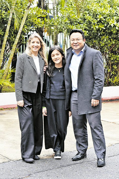 Com a filha Victoria, ao centro, Alberto e Elisandra desfrutam a felicidade conquistada, sem jamais desistir. A cena retrata a família durante a Convenção Juventude Soka Esperança do Mundo, realizada no Ginásio do Ibirapuera, em São Paulo, no dia 26 de maio