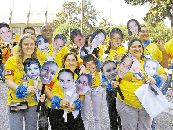 Vemos as “carinhas” dos estudantes trazidas pelos representantes dos jovens de Santa Catarina, em 2009, as quais também figuram na imagem sequencial