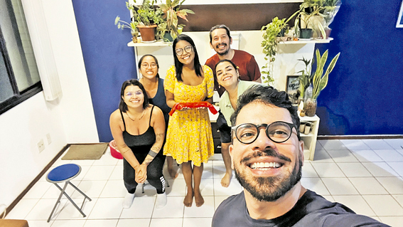 Marina, de vestido amarelo, em cerimônia de conversão ao budismo