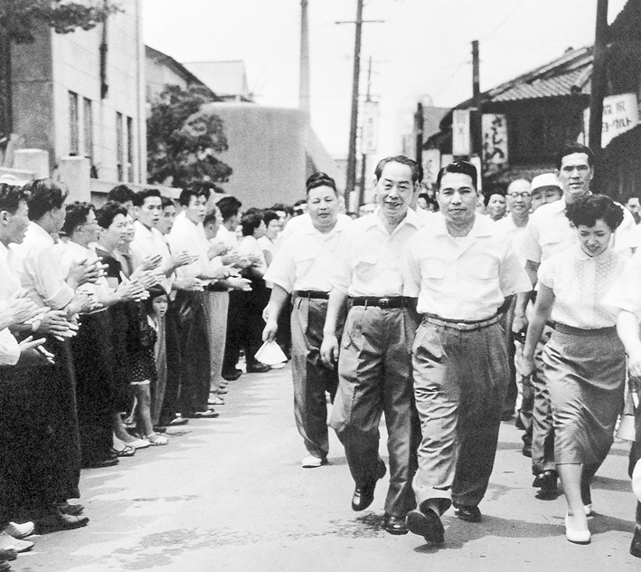 o jovem Daisaku Ikeda é recebido por vários membros de Kansai na saída da Casa de Detenção de Osaka (jul. 1957)