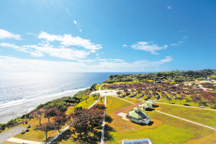 Vista para o Oceano Pacífico e a colina Mabuni a partir do Museu Memorial da Paz de Okinawa. Em frente à colina existe um monumento gravado com o nome daqueles que morreram na Batalha de Okinawa durante a Segunda Guerra Mundial (cidade de Itoman, Okinawa)